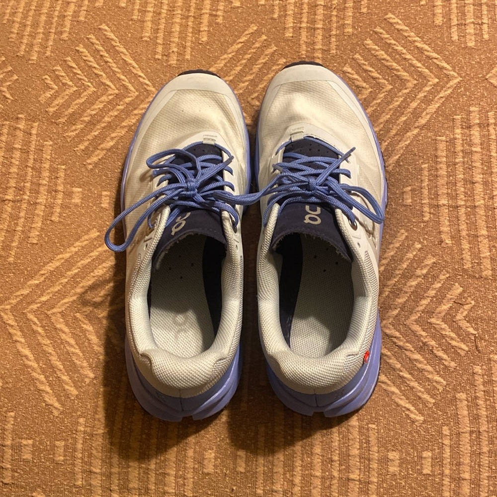On Cloud woman’s size 7.5